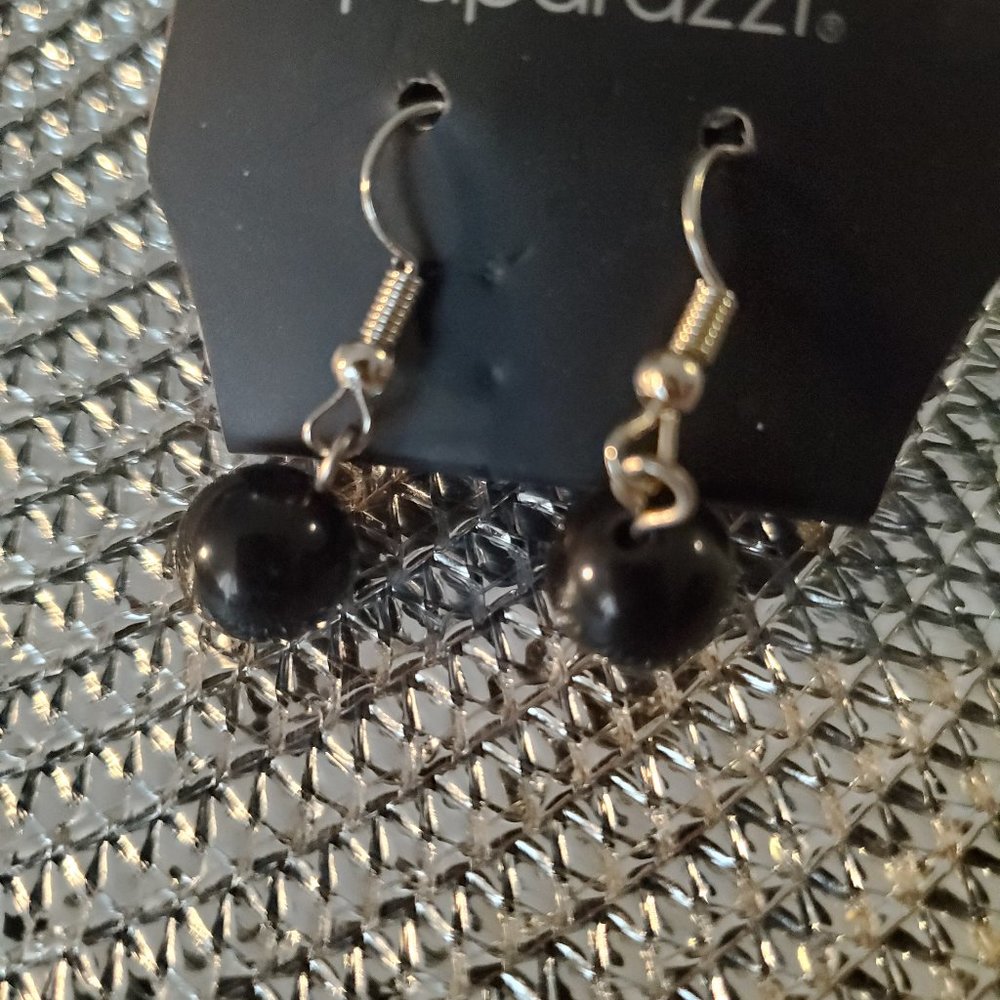 One pair of black bead